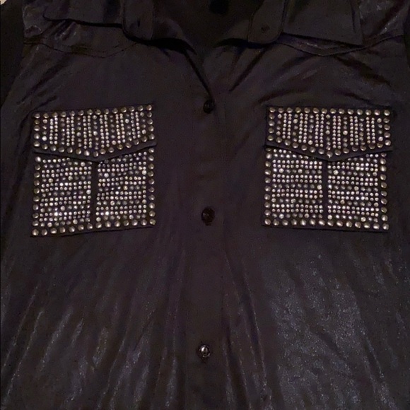 Sleek short sleeved top with studded pockets in excellent condition. - Picture 3 of 5